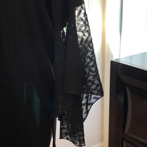 Black Slight High-low hem with Flowy Bell Sleeves - Picture 3 of 5